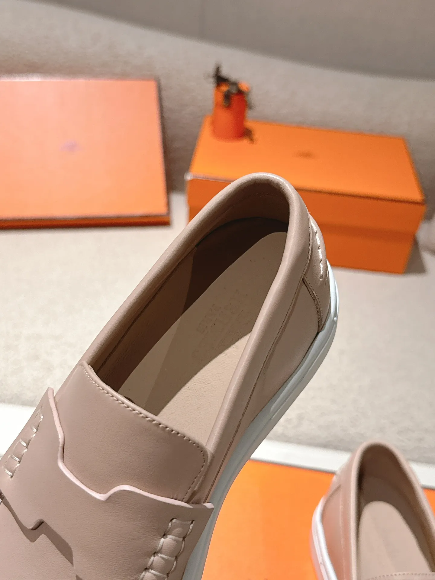 Men's men's shoes P620! Hermes# Thick Sole Couple Loafers These lace-up free sneakers in calfskin and washed denim feature signature "H" details. The design is simple and smooth, creating a fashionable urban look. It is comfortable and versatile. H family classics are not outdated, and the delivery counter is beautifully packaged🛍📦 Fabric: Original customized washed denim/first-layer cowhide Lining: Imported soft sheepskin Sole: Original open-molded anti-slip TPU material Size: 35-45